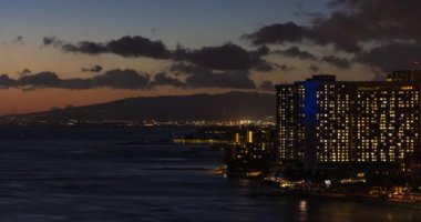 Yüksek binalı oteller Waikiki, Honolulu, Hawaii 'de gece aydınlandı. - Zaman ayarlı.