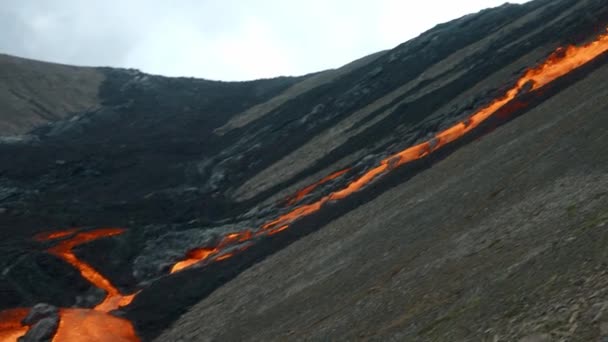 Mengalir Sungai Lava Dari Gunung Berapi Fagradalsfjall Yang Bangkit Lembah — Stok Video