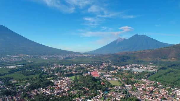 グアテマラの郊外 アンティグア アンティグア アカテンゴ火山とフエゴ火山 4Kドローン — ストック動画