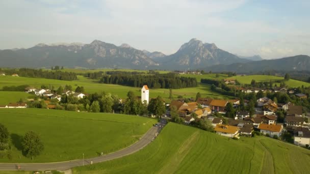 Pedestal Révèle Petit Village Européen Été — Video