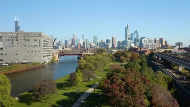 Низкая Воздушная Стрела Над Мемориальным Парком Пинг Чайнатауне Чикаго Skyline — стоковое видео