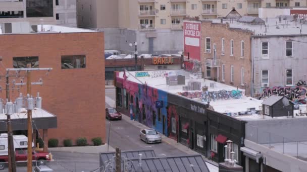 Střešní Graffiti Malby Uličce Obklopené Historickou Architekturou Salt Lake City — Stock video