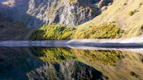 Lac Odrážející Umělé Jezero Francouzských Pyrenejích Vegetací Aerial Low Flyover — Stock video