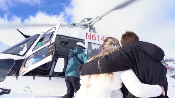 Bruid Bruidegom Instappen Helikopter Snowy Rocky Mountains Piloot Doet Deur — Stockvideo