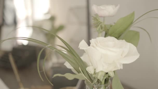 Krásné zblízka záběr bílé růže květiny používané jako svatební dekorace. Zelená a bílá svatební květina. Návrh květiny.