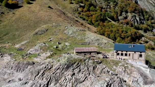 Keeper Cabin Lac Artificial Lake French Pyrenees Visitors Hiking Rocks — Stock video