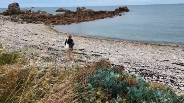 Statyczny Widok Kobiety Przecina Pustą Plażę Kierunku Morza Bretania Francja — Wideo stockowe