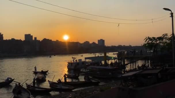 Lokale Schippers Parkeren Traditionele Taxi Boten Buriganga River Bank Tegen — Stockvideo