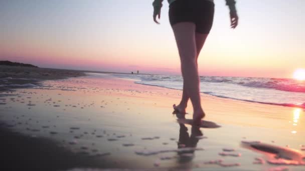 Caminante Orilla Arena Las Olas Atardecer Baltrum Island Mar Del — Vídeo de stock