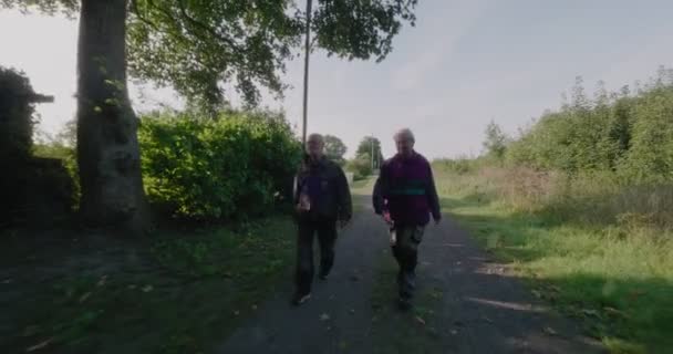 老年人夫妇步行进入小森林与鹅卵石路 瑞典南部 斯特伦 宽回溯跟踪 — 图库视频影像