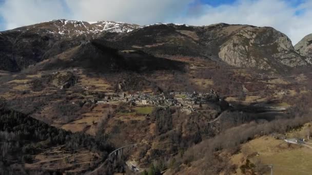 Aéreo Pequena Cidade Nas Montanhas Outono Hiperlapso Com Nuvens Sombras — Vídeo de Stock