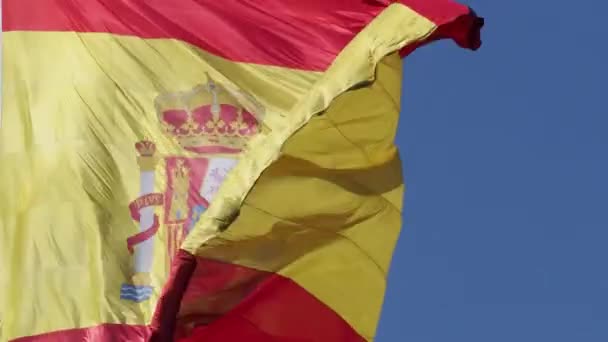 Fechar Bandeira Espanhola Acenando Vento — Vídeo de Stock