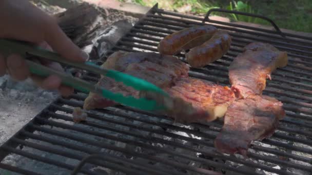 Argentijnse Barbecue Traditionele Asado Gegrild Vlees Het Bakken Controleren — Stockvideo