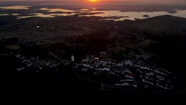 Деревня Монсараз Солнце Время Восхода Над Рекой Алкева Португалия Воздушный — стоковое видео