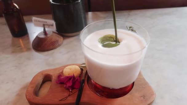 Verter Verde Matcha Vaso Leche Coco Cremoso Con Mermelada Fresa — Vídeo de stock