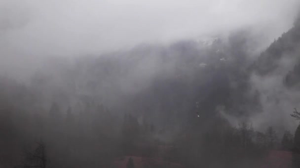 Nebbia Nuvolosa Instabile Sulla Scogliera Svizzera — Video Stock