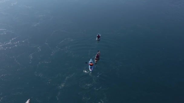 Wycieczka Kajakiem Błękitnej Wodzie Fiordu Islandzkiego Wiosłując Kierunku Półwyspu Holmanes — Wideo stockowe