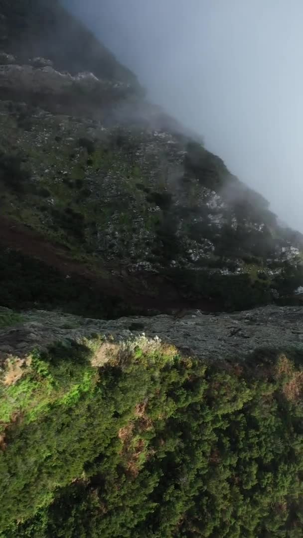 Die Kamera Neigt Sich Über Die Dramatische 180 Grad Steilküste — Stockvideo