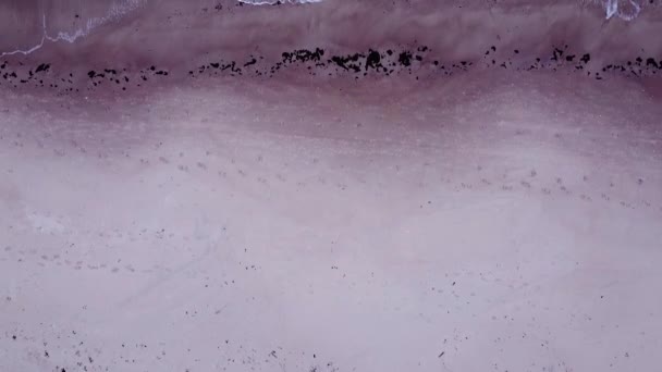 バルト海の海岸線 曇りの日 海の海岸浸食の影響を受ける白い砂浜 穏やかな海岸線 広い角度の鳥の目の無人偵察機での古い木製の桟橋の美しい空中ビュー前方に移動ショット — ストック動画
