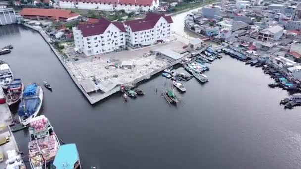 Tiro Aéreo Arriba Abajo Atmósfera Barcos Apoyados Borde Del Puerto — Vídeos de Stock