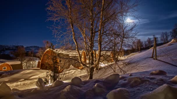 Overnachting Houten Hutten Van Kirkenes Snowhotel Noorwegen Maangloed Reflecteert Van — Stockvideo