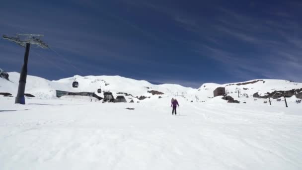 年轻的滑雪者女孩在雪橇中间跳雪球 后面是吊车 — 图库视频影像