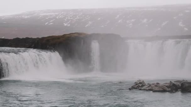 Szeroki Strzał Przez Mgłę Wodospadu Godafoss Lub Wodospad Bogów Islandia — Wideo stockowe