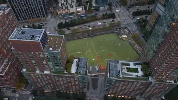 Flygdrönare Utsikt Över Battery Park City Ball Fält Och Trafik — Stockvideo