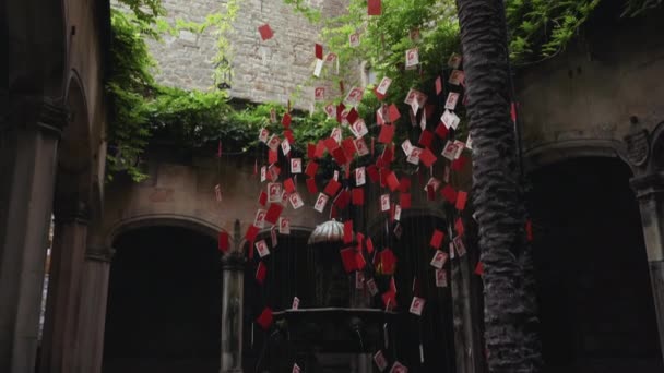Barcelona Casa Ardiaca Hanging Card Installation Fountain Alt Angle — Stock Video