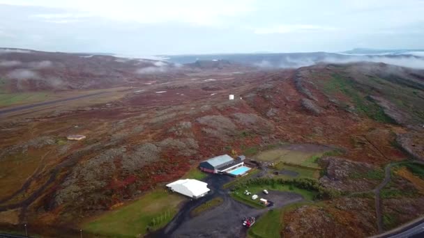 Dolly Che Affaccia Una Piscina Vicino Enorme Campo Lava Ambiente — Video Stock