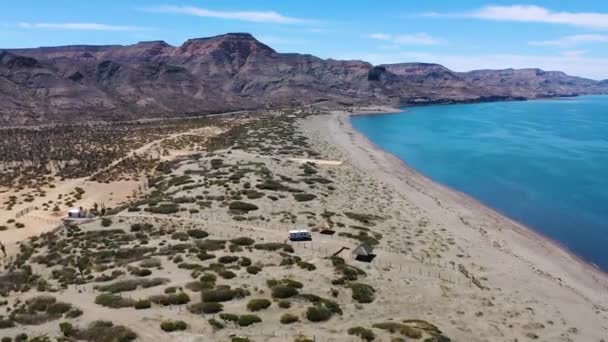 太平洋の近くのメキシコのバハ カリフォルニア スール州のコルテス海の東ケープのターコイズブルーの海岸に沿って キャンパーとRvでビーチのパノラマドローンビデオ — ストック動画