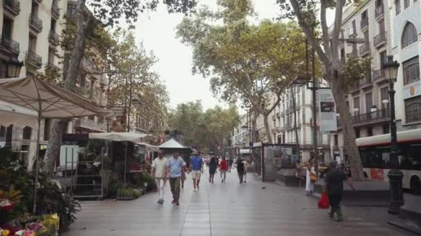 Барселона Rambla Цветочными Ларьками Пешеходами — стоковое видео