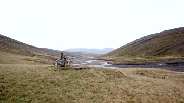 Dolly Levantando Tiro Una Hermosa Choza Abandonada Con Vistas Varios — Vídeos de Stock