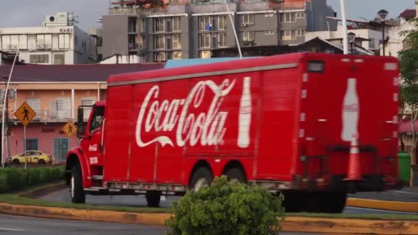 Camión Reparto Rojo Marcado Con Icónico Logotipo Coca Cola Vehículo — Vídeos de Stock