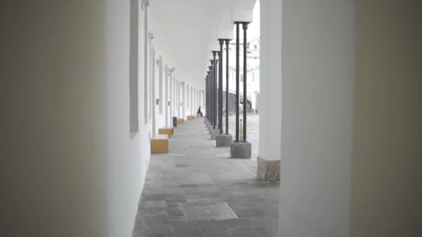 Κέντρο Σύγχρονης Τέχνης Κίτο Εκουαδόρ Τοίχοι Και Καμάρες Βαμμένες Λευκό — Αρχείο Βίντεο