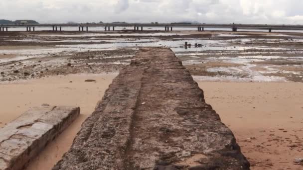 Colpo Tilt Dopo Muro Pietra Che Rivela Ponte Cinta Costera — Video Stock