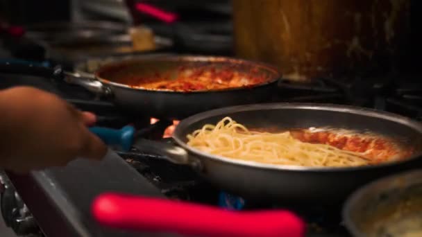 Chef Rührt Und Wirbelt Frische Gekochte Pasta Dampfende Tomatensauce Über — Stockvideo