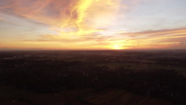 Drone Aérien Volant Vers Avant Vers Coucher Soleil Avec Ciel — Video