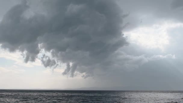 Nuvens Chuva Fortes Sobre Mar Calmo Tempestade Chegando Slowmo Panning — Vídeo de Stock