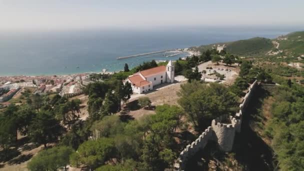 Arka Planda Kilise Deniz Olan Antik Duvarların Havadan Görünüşü Sesimbra — Stok video