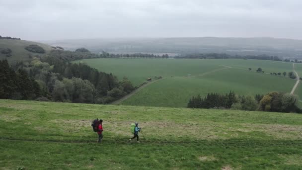 Wandelaars Wandelen South Downs Way Engeland Tracking Drone Schot — Stockvideo