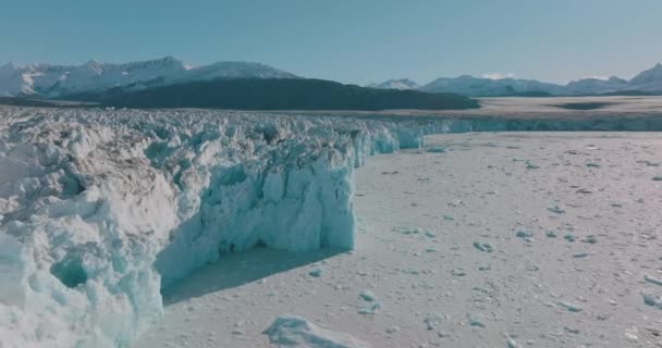 알래스카의 콜럼버스 빙하의 빙붕을 비행하는 — 비디오