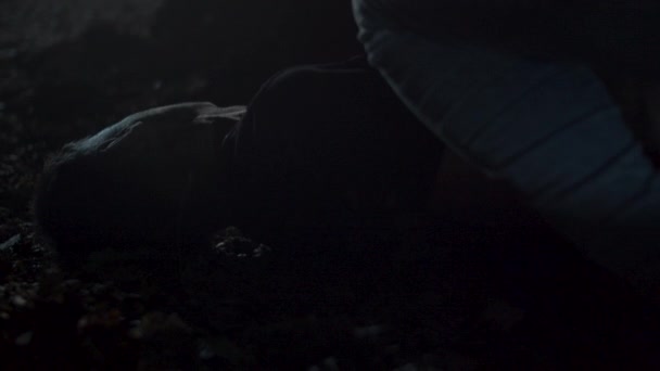 Mrtvý Muž Noci Válí Mělkém Hrobě Děsivém Lese — Stock video