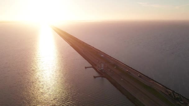 Afsluitdijk Στην Ολλανδία Οδηγεί Φωτεινό Ηλιοβασίλεμα Στον Ορίζοντα Εναέρια — Αρχείο Βίντεο