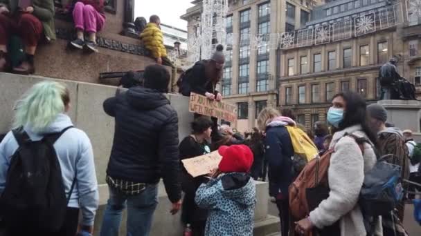 Activists Hanging George Square Glasgow — Stock Video