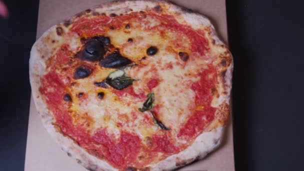 Match Pour Pizza Fraîche Avec Fromage Des Tomates Division Ultérieure — Video