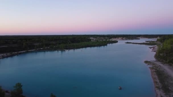 Εναέρια Pan Μέχρι Ηλιοβασίλεμα Πάνω Από Την Μπλε Λίμνη Στο — Αρχείο Βίντεο