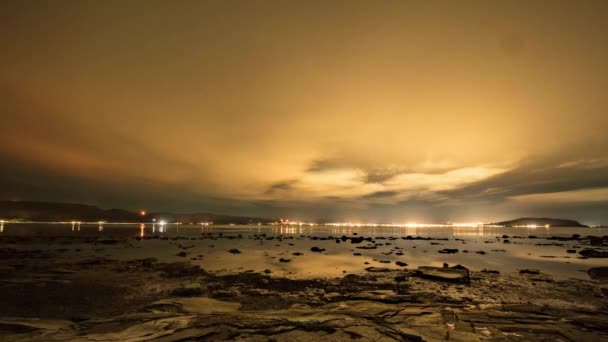 Noorderlicht Maan Een Bewolkte Nacht Boven Fjord Tide Komt Uit — Stockvideo