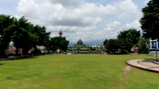 Drone Voando Sobre Prado Verde Praça Cidade Magelang Com Antiga — Vídeo de Stock