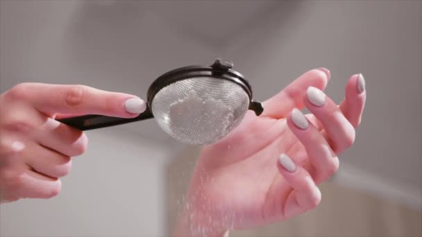 女人们用小筛子在厨房里用糖衣闭合 视角低 动作慢 — 图库视频影像